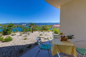 Outdoor dining - Holiday apartment mit Terrasse und Meerblick (Šilo)