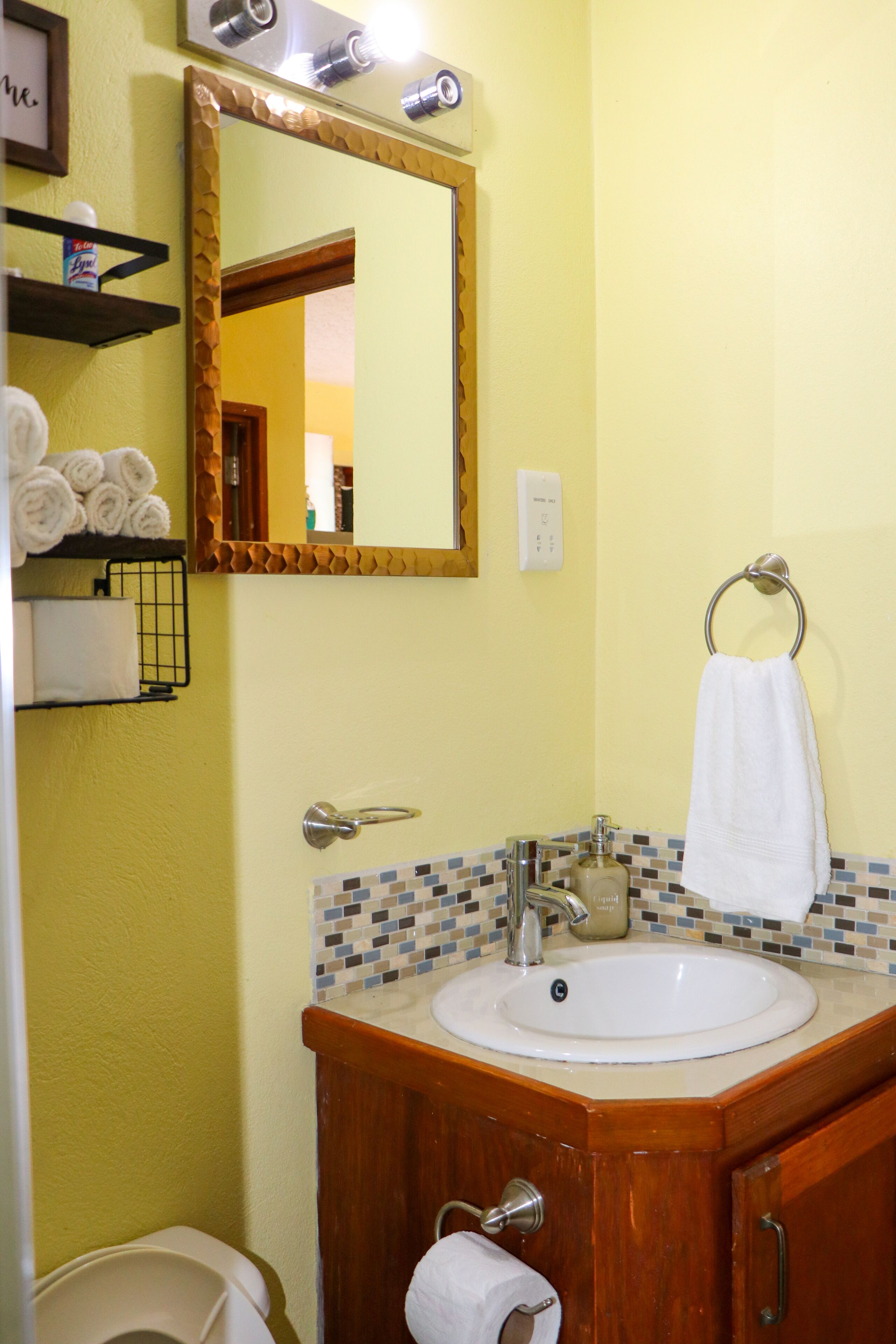 Dusj, hårføner, håndklær og såpe