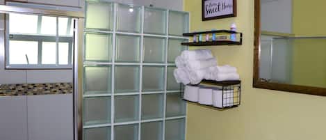 Dusche, Haartrockner, Handtücher, Seife