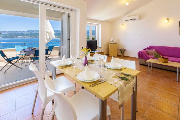 Dining - Holiday apartment with balcony and fantastic sea views (Šilo)