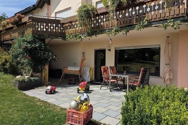 Ferienwohnung Thüringer Waldblick, 84 qm, ruhige Lage am Ortsrand-Terraasse mit Spielsachen, Sandkasten, Liegestühle, 4 Gartenstühle mit gr. Tisch, Feuerschale, Gartengrill