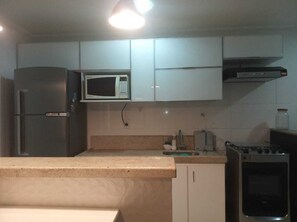 Jääkaappi, mikroaaltouuni, uuni, liesi