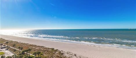Perto da praia, espreguiçadeiras, toalhas de praia