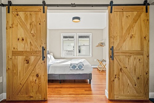 Beach Home next to Boston & T, King Bed, Park Free