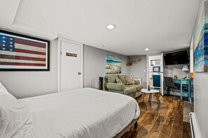 3 bedrooms, desk, iron/ironing board, travel crib