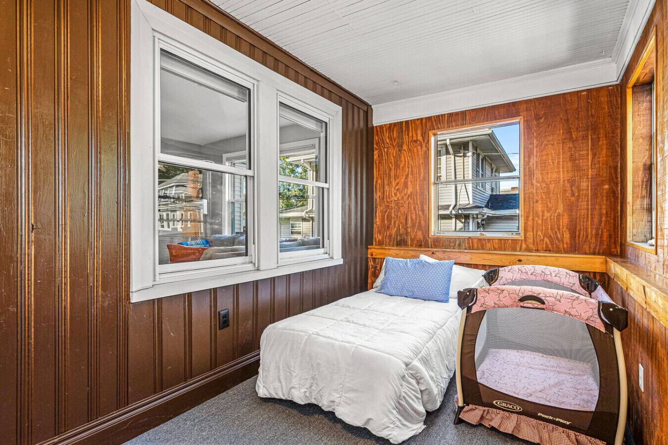 3 chambres, bureau, fer et planche à repasser, lit de bébé portatif