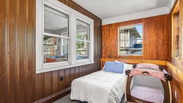 3 bedrooms, desk, iron/ironing board, travel cot