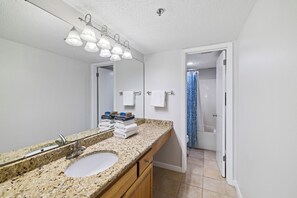 Combined shower/tub, towels