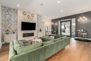 Smart-TV, Kamin, Stereoanlage, Arbeitsbereiche