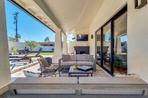 Smart TV, fireplace, stereo, offices