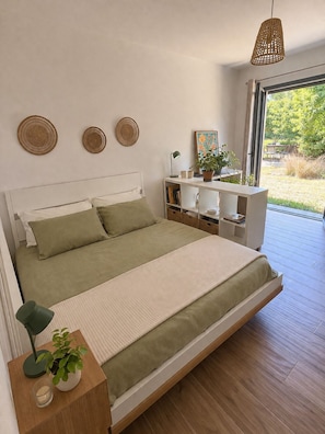 6 bedrooms, desk, iron/ironing board, travel crib
