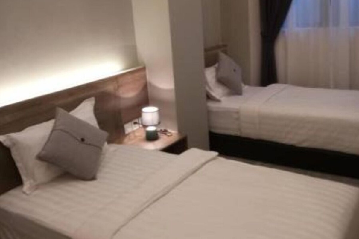 Deluxe Twin Room | Desk, blackout curtains, iron/ironing board, free WiFi