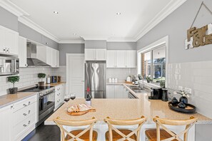 Jääkaappi, mikroaaltouuni, uuni, liesi