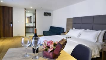 Escritorio, espacio para trabajar con un portátil, cortinas opacas