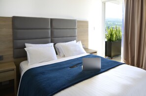 Desk, laptop workspace, blackout drapes, soundproofing - Turrim Dei Hotel Boutique (Barbosa)