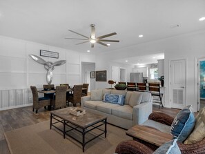 Een smart-tv, een videogameconsole en een dvd-speler