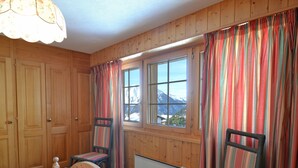 2 عدّة غرف نوم ومكواة/لوح كي وخدمة الإنترنت وملاءات أسرّة