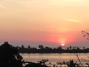 靠近海滩、沙滩椅、沙滩毛巾