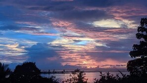 Plage à proximité, chaises longues, serviettes de plage