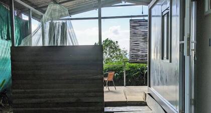 Studio Prefab Beach House air-conditioned, hot shower, Easy access & Wifi