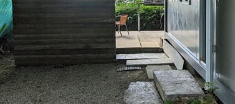 Studio Prefab Beach House air-conditioned, hot shower, Easy access & Wifi