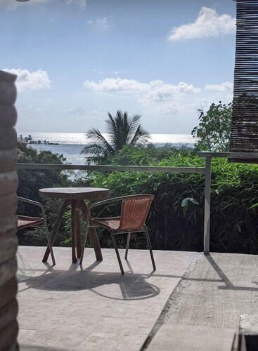 Studio Prefab Beach House air-conditioned, hot shower, Easy access & Wifi