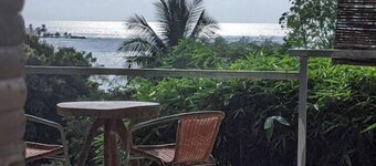 Studio Prefab Beach House air-conditioned, hot shower, Easy access & Wifi