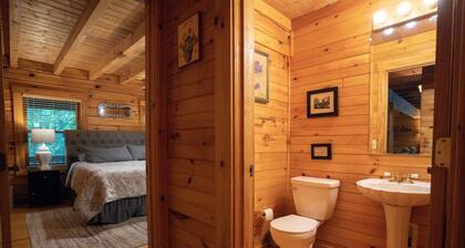 Abgeschieden Blockhaus mit einem Rushing Creek-New Listing