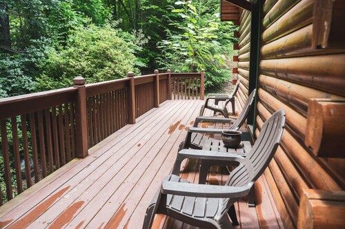 Secluded Log Cabin and Rushing Creek- Dogs Welcome
