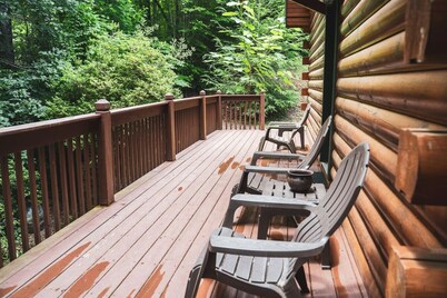 Secluded Log Cabin and Rushing Creek- Dogs Welcome