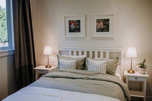 2 habitaciones, tabla de planchar con plancha y cuna de viaje 
