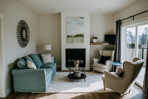 Smart TV, fireplace, DVD player, video library