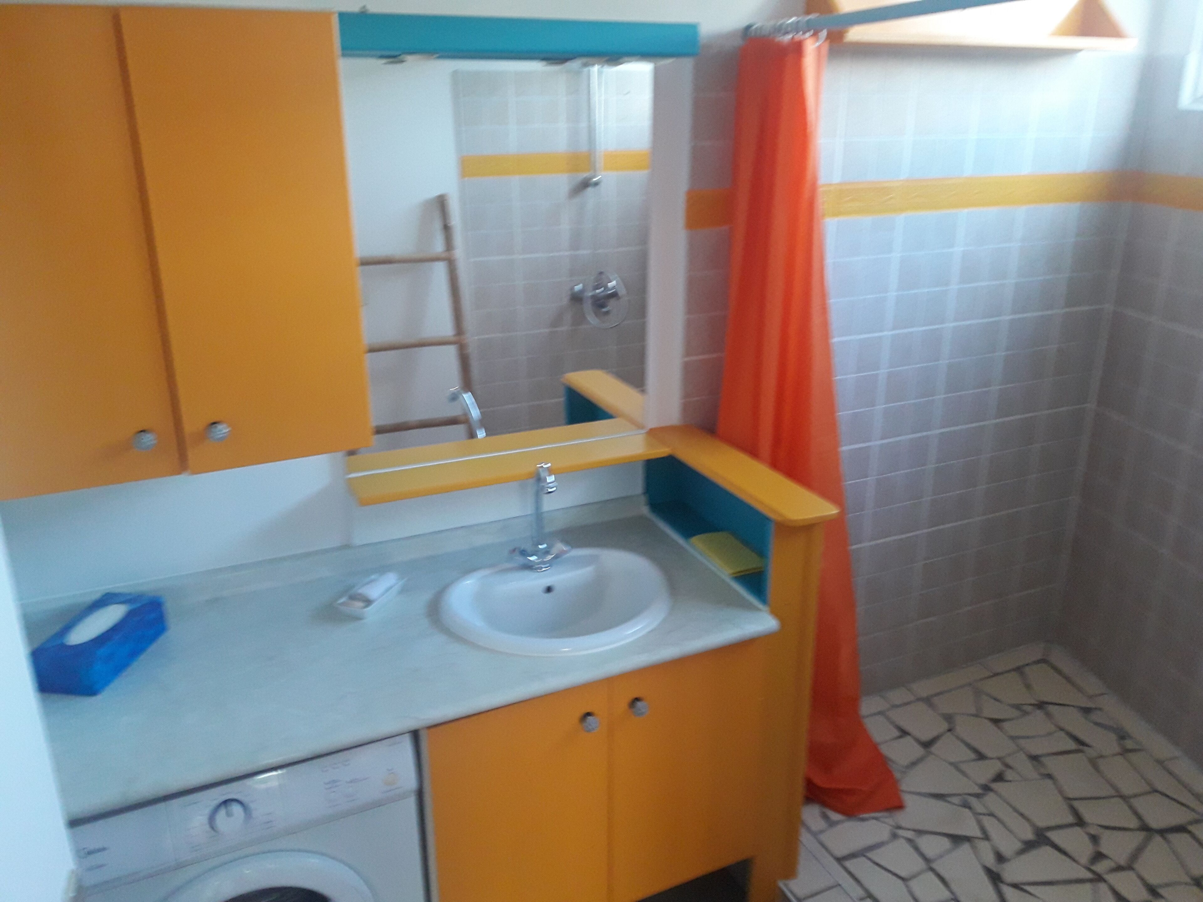 Regadera, toallas, papel de baño 