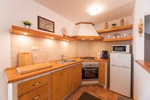 冷蔵庫、電子レンジ、オーブン、コンロ