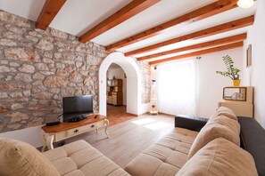 TV - Holiday home mit Pool und Klimaanlage (Barci)