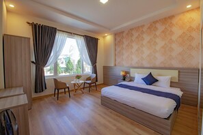 Premium bedding, memory-foam beds, minibar, desk - Khanh Uyen Hotel (Da Lat)
