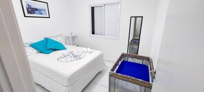 2 habitaciones, escritorio y tabla de planchar con plancha