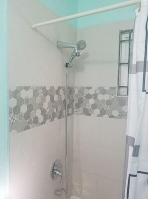 Haartrockner, Handtücher, Seife, Shampoo