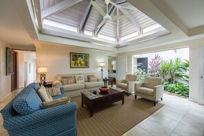 Una televisión, un reproductor estéreo