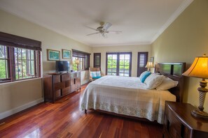 4 bedrooms, in-room safe, iron/ironing board, WiFi - Mai Tai Villa, silver sand (Duncans)