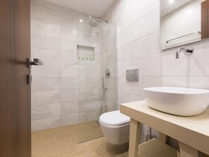 Ensemble baignoire-douche, séchoir à cheveux, serviettes fournies