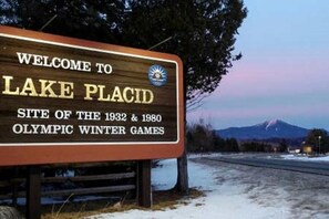 Welkomstbord voor Lake Placid, met vermelding van het historische belang als locatie van de Olympische Winterspelen van 1932 en 1980.