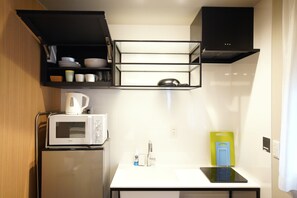 Full-sized fridge, microwave, stovetop, electric kettle - Koti Sopo Universal Bay 1 by Liaison (Osaka)