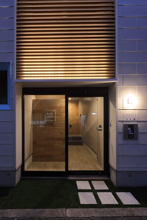 Property entrance - Koti Sopo Universal Bay 1 by Liaison (Osaka)