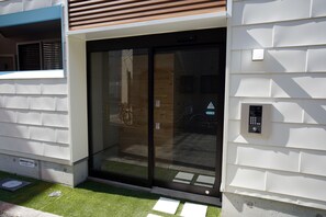 Property entrance - Koti Sopo Universal Bay 1 by Liaison (Osaka)