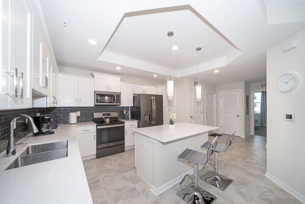 Frigorifero, microonde, forno, piano cottura