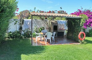 Outdoor dining - Chalet la Dehesa with fenced pool (CONIL DE LA FRONTERA)