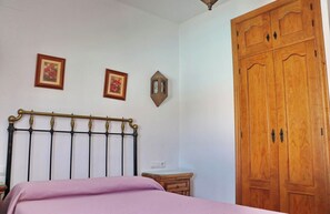 2 bedrooms, iron/ironing board, bed sheets - Chalet la Dehesa with fenced pool (CONIL DE LA FRONTERA)