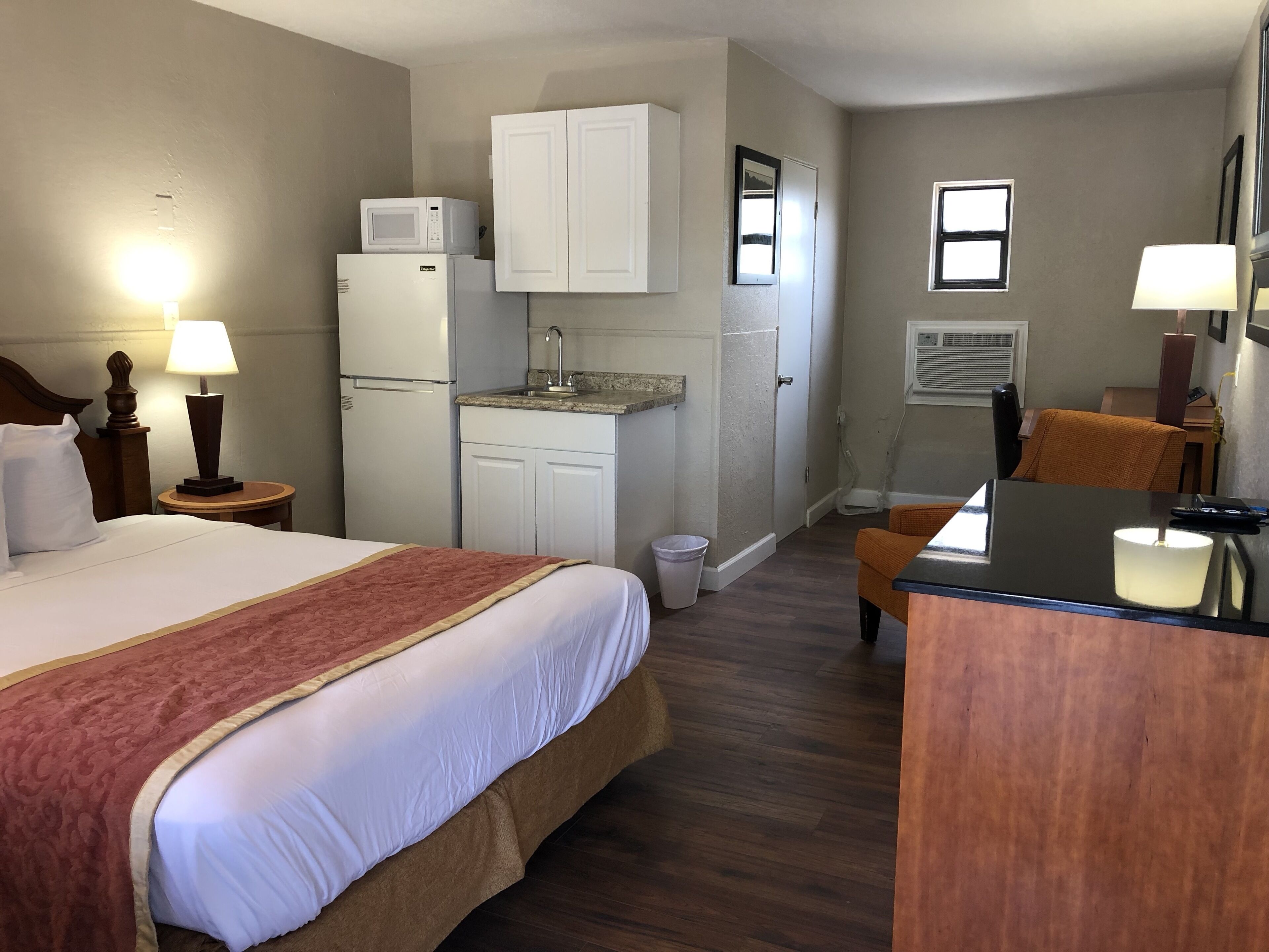 Escritorio, espacio para trabajar con un portátil, wifi gratis