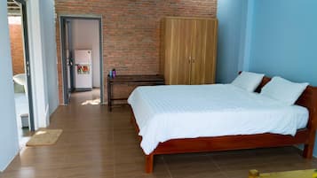 Family Bungalow | Desk, soundproofing, iron/ironing board, free WiFi